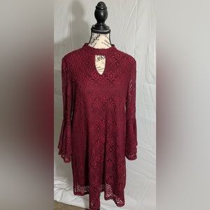 ECI NY Crimson lace shift dress w/bell sleeves. Fully lined keyhole neck. Size L
